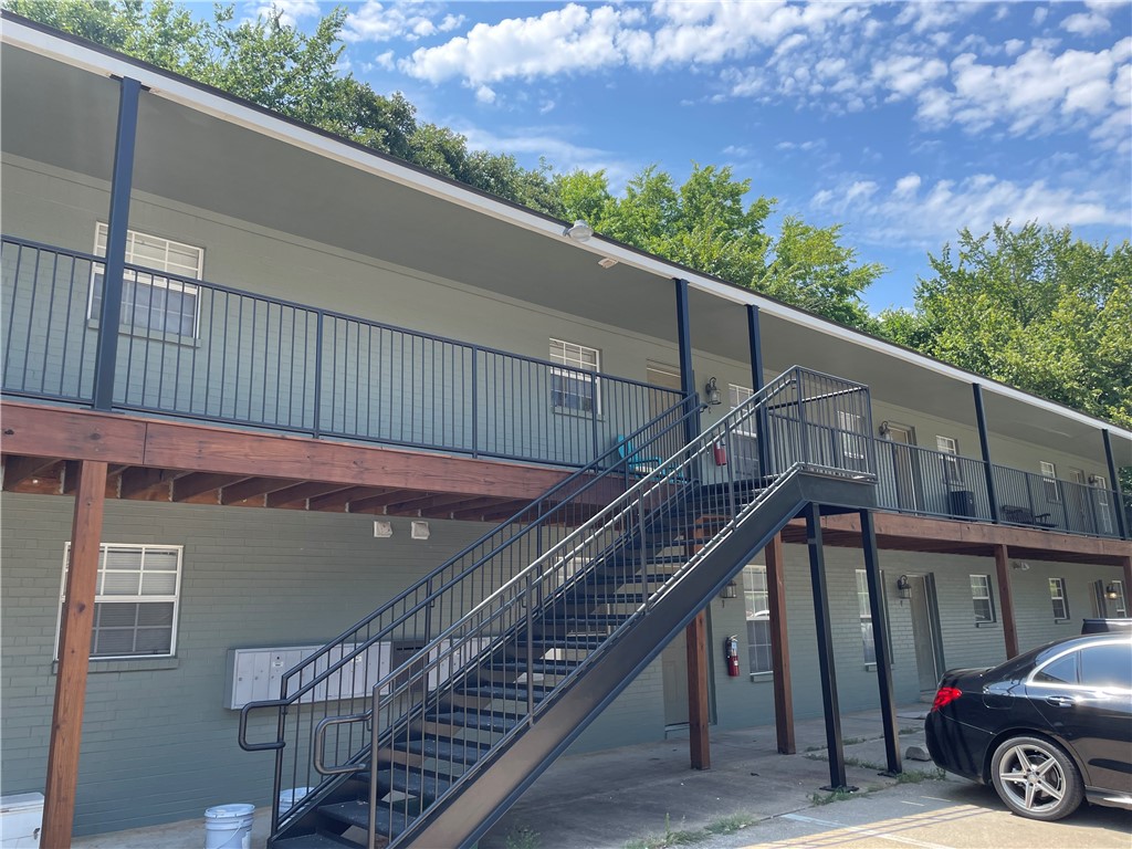 Charming 2-bedroom apartment in the heart of Fayetteville! This updated unit features new countertops, fresh paint, and stylish new flooring throughout. Enjoy an unbeatable location—just a short walk to the bus stop and minutes from I-49, the University of Arkansas, shopping, dining, and more. Steps from your door is City Park, Fayetteville’s go-to outdoor dining spot—an energetic trailside restaurant and bar nestled along Skull Creek and the Razorback Greenway, known for its great food, drinks, and casual vibe. The unit includes 2 bedrooms, 1 full bath, and comes equipped with a refrigerator, washer, and dryer for your convenience. Don’t miss out on this perfect blend of comfort, style, and location!