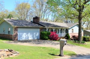 This home sits in one of Harrison's finest neighborhoods. You'll enjoy low traffic at your new home because it's near the end of a cul de sac. It's been well maintained with lots of great features. There's a large living room that opens to the dinning room that opens to the kitchen. You'll enjoy a large covered back deck. A spacious 4th bedroom in the basement or make it a family room.