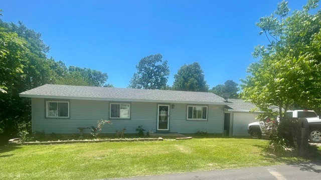 Lake life living, This property boast 3 large lots equal to .67 acres, home can be
remodeled, or torn down/ possibly build several homes, would be a good investment property or STR. 2 hour notice on
showings, dogs will be in back of house tied up. Home SOLD AS IS.