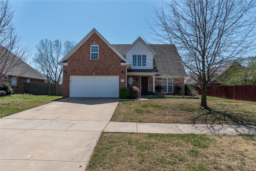 Very Spacious home! Conveniently located close to Fayetteville schools!