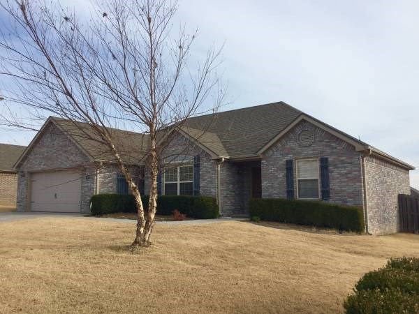 Charming home for lease in Sienna Estates in Centerton, featuring a large master bedroom with a huge walk in closet, dual vanities, garden tub and shower. Kitchen features granite counters, stainless appliances, & travertine backsplash. Living room has vaulted ceilings & fireplace.Spacious 2 car garage has extra storage.Washer & dryer negotiable. Privacy fenced backyard has deck for entertaining. This home comes with clubhouse access to free tanning, exercise facility, clubhouse, and a pool.