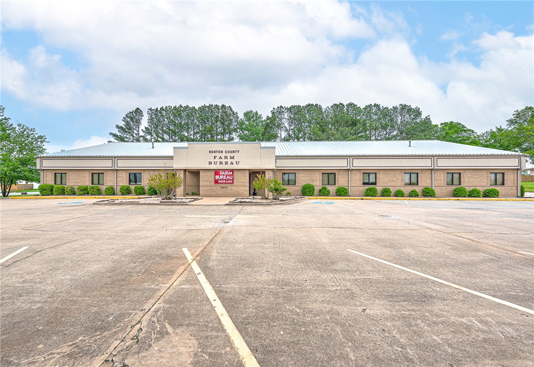 OFFICE SPACE IN PRIME BENTONVILLE LOCATION. Located at the highly trafficked interchange of SW A Street and Walton Blvd in Bentonville, this professional office setting offers six private offices with shared access to a conference room and kitchen, providing a turnkey solution for small businesses, professional users, or satellite offices. The layout includes five private offices of approximately 140 SF each and one larger double office totaling approximately 280 SF, allowing flexibility for individual users or teams requiring additional space.