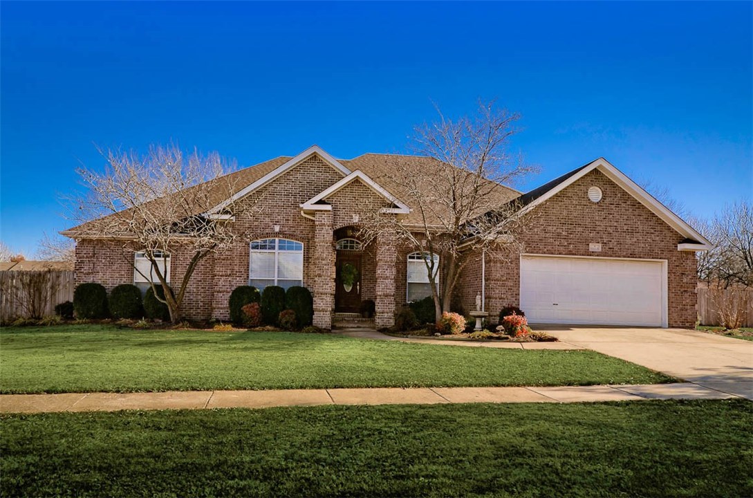 Here's your chance to live in a great neighborhood that's a short walk to all Bentonville Downtown has to offer! Just minutes to Crystal Bridges, Amazeum, Memorial & Orchard Parks. Tall Oaks Construction, good size bedrooms, split floor plan, central vac, security system, surround sound, high ceilings, solid wood floors, granite kitchen counter tops! In ground pool in large level fenced in yard with Arbor and lots of room to play.