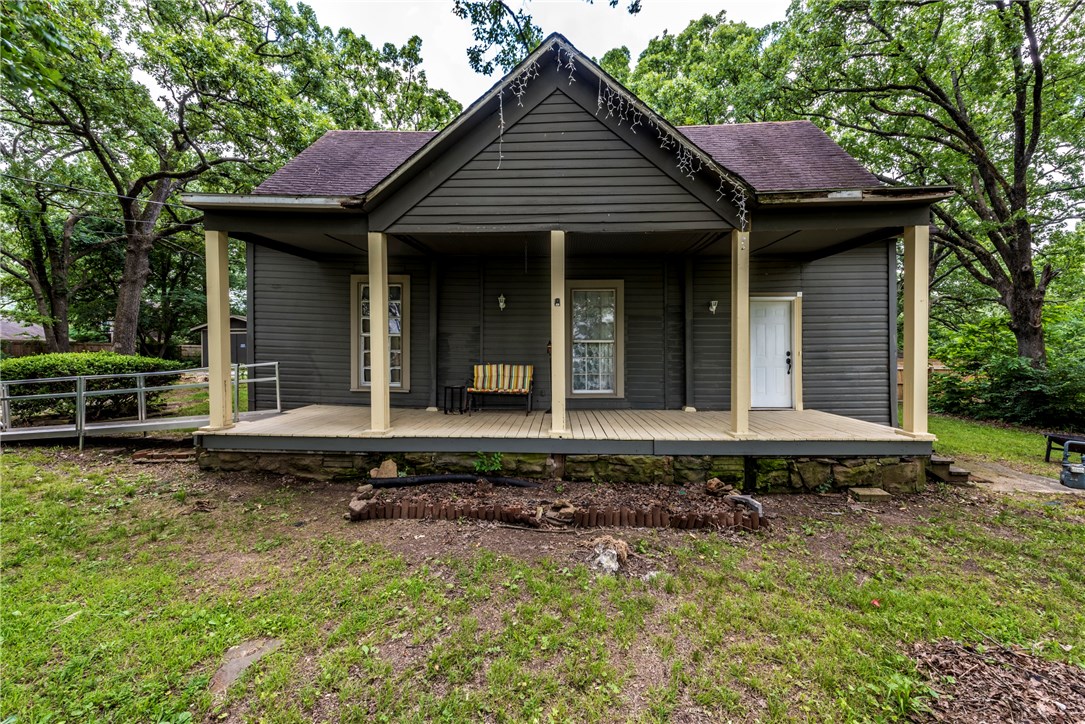 Great Investment Potential. Has previously been used as a duplex. 1.65 Acres! You don't want to miss this awesome opportunity, it won't last long! 

Storage building does not convey.