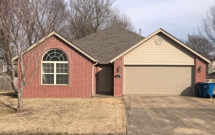 Great Location! 3 bd 2 Ba Home close to everything. Lake Bentonville, Park & Schools. Open Floor Plan, Spacious Living Room with Gas Log Fireplace. Eat-In Kitchen. Master Bath with Whirlpool Tub & Separate shower.