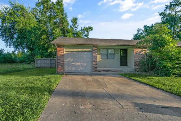 Welcome To Your Next Home. Location Is Everything, And This One Delivers In A Big Way. Tucked Just Behind The Brand-New Walmart Corporate Campus, This 2-Bedroom, 1-Bath Duplex Puts You Minutes From Work, Shopping, And Everyday Convenience In One Of Bentonville's Fastest-Growing Areas.
Inside, You'll Find A Comfortable, Easy-To-Manage Layout Perfect For Anyone Looking To Simplify Their Commute Without Sacrificing Space. The Unit Includes A Private 1-Car Garage For Extra Storage Or Parking Convenience. Whether You're Working At The Nearby Campus Or Just Want Quick Access To Downtown Bentonville And Surrounding Amenities, This Spot Can't Be Beat.
Don't Miss This Opportunity To Live Close To Everything That Matters. Schedule Your Showing Today!