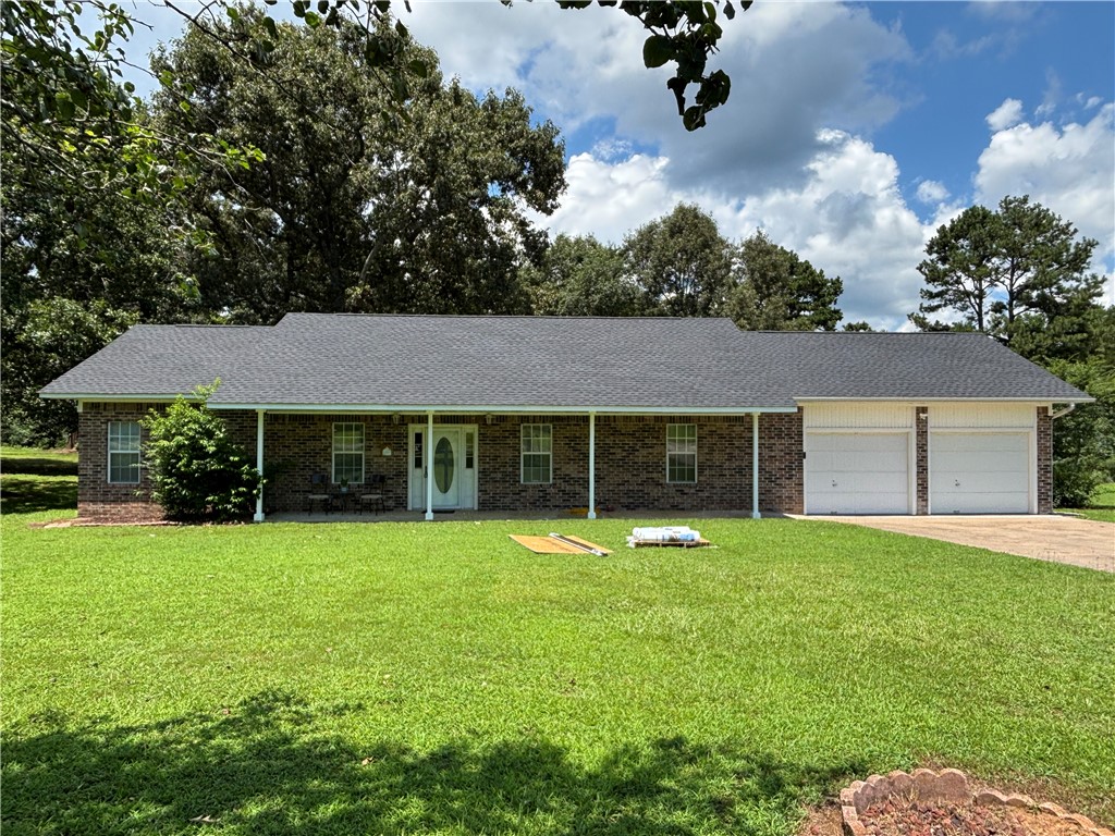 Nestled just a one-minute walk from beautiful Lake Ludwig, this inviting 3-bed, 2-bath home features vaulted ceilings, a spacious open layout, and a convenient Jack-and-Jill bath. Located in the heart of Clarksville, AR, it offers the perfect blend of comfort and lake-life charm. Ideal for relaxing weekends, family living, or peaceful everyday living.