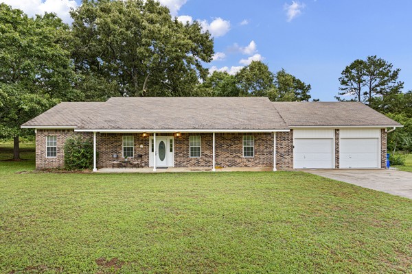 Nestled just a one-minute walk from beautiful Lake Ludwig, this inviting 3-bed, 2-bath home features vaulted ceilings, a spacious open layout, and a convenient Jack-and-Jill bath. Located in the heart of Clarksville, AR, it offers the perfect blend of comfort and lake-life charm. Ideal for relaxing weekends, family living, or peaceful everyday living.