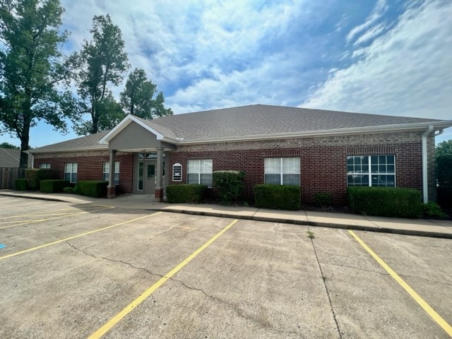 One office located in multi-tenant building. Has access to common breakroom and restrooms. Tenant will have key code access to exterior door. Tenant pays prorated share of utilities.