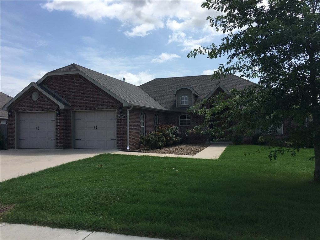 Great home in the Riverwalk Subdivision. This 3 bedroom 2 bath home has a split floor plan with main living area open. Hardwood flooring thru main living area, granite counters, stainless appliances with gas range, master has large closet and separate whirlpool tub and shower. Fenced back yard with lovely pergola. Home also includes in-ground storm shelter and full home air filtration system.