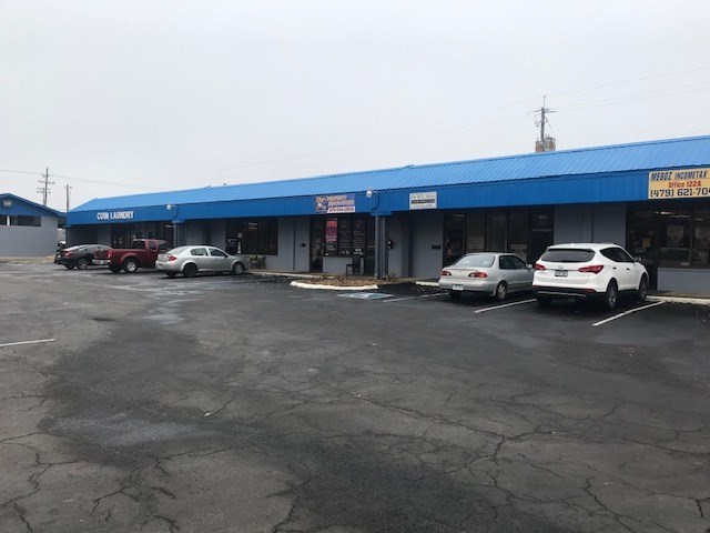 Great little 750 sq ft of office or retail space located in central Rogers. Clean and ready to move into! Easy access to Walnut and all surrounding businesses.