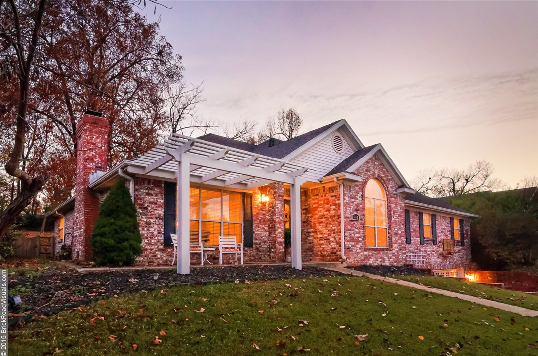 Beautifully updated, family oriented all brick 4-5 bdrm located close to S'dale Country Club, Lake Fay, Trail System & NWA Mall.  Well arranged "lives big" plan features spacious rooms incl: updated granite/stainless dine-in kitchen w/island range, study, family room w/wood burning/gas log fireplace, large master & bath w/double vanity, jetted tub & large walk-in shower.  Other features: screened porch, patio & tons of storage. Ready for lucky new owners & far too much to mention - See the Virtual Tour!