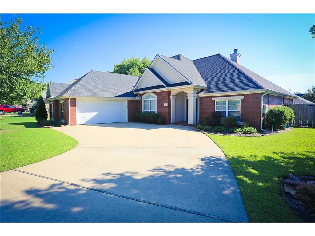 Gorgeous 3/2.5 home in sought after College Place Subdivision! Split Floor Plan, Formal Dining rm with hardwood floors, SS Appliance, Bright eat-in kitchen, Master suite with vaulted ceilings, jetted tub and deck access. Jack n Jill bath between 2nd and 3rd bedrooms. Large closets, W/D Connections. Near NWACC! Fenced back yard, large deck and an electric retractable awning for shade. Don't miss this one! Submit credit application with nonrefundable $25 to Agent/Owner.