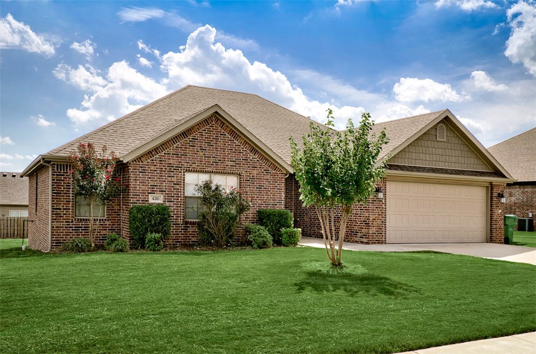 Don’t miss this chance to own a four bedroom home in popular Sienna Estates!  Quality Roth built, with nice detail.  Kitchen includes granite, stainless and pantry.  Master with separate whirlpool and shower.   Covered rear deck.  Great first home or investment property!
