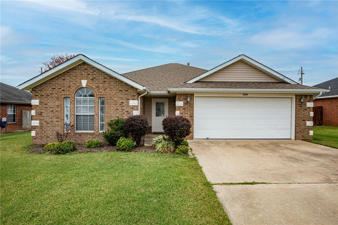 Great 3 bedroom 2 bath home with split floor plan, all new vinyl plank flooring throughtout, kitchen has new granite counters, gas fire place in livingroom, master bedroom with whirlpool tub and shower separate and his and hers closets, large fenced back yard.