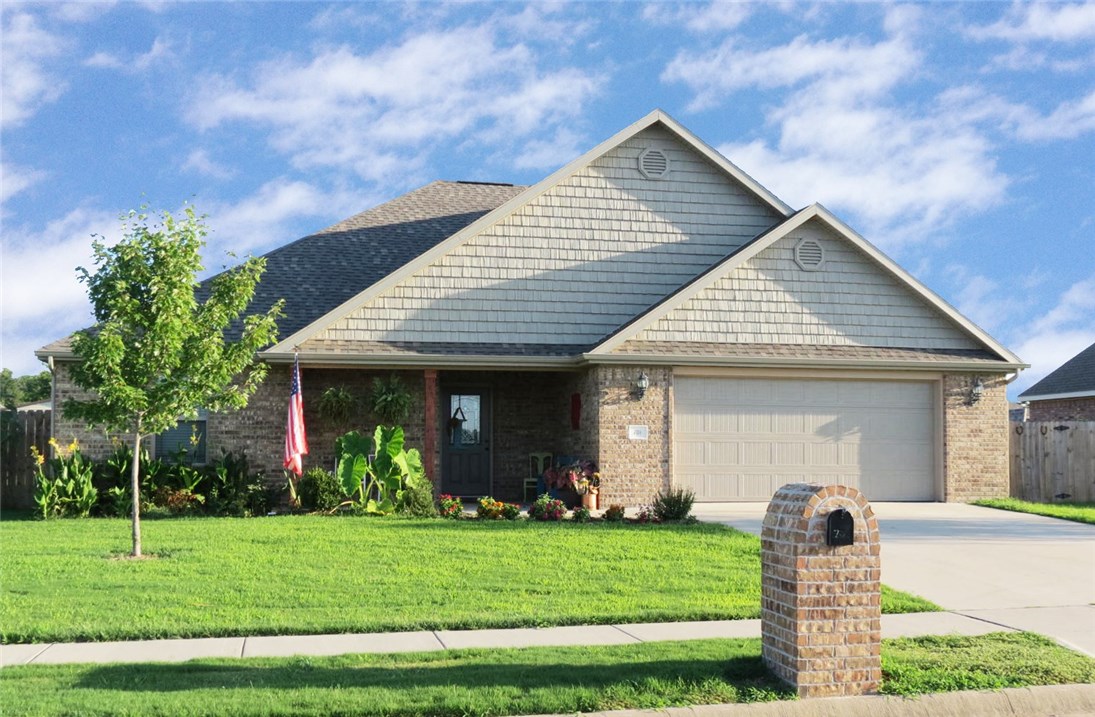 BEAUTIFUL HOME! 3 Bedrooms, 2 Baths, 2 Car Garage!  This home features an open floor plan with a great eat in kitchen!  Large Master Suite with a huge walk in closet!  Corner Lot with a fenced in backyard perfect for the kids to play!  Large Covered Patio perfect for grilling and relaxing!  Bonus with the home is there is an extra space in the garage that is heated and cooled that could be used as a flex room!