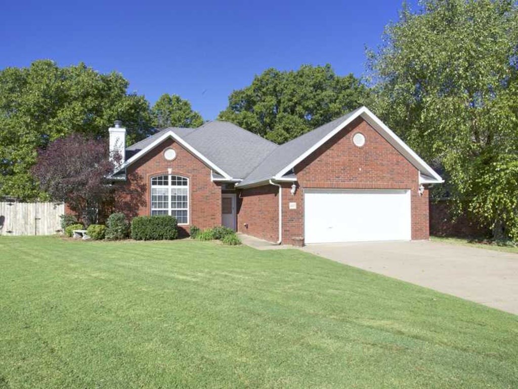 Beautiful smoke free home, 4 bedroom  2-bath house located on a wooded cul-de-sac just one mile from the Walmart home office and Bentonville town square. Quartz countertops, stainless steel appliances, and Bentonville Schools. One year lease minimum, agent owned.