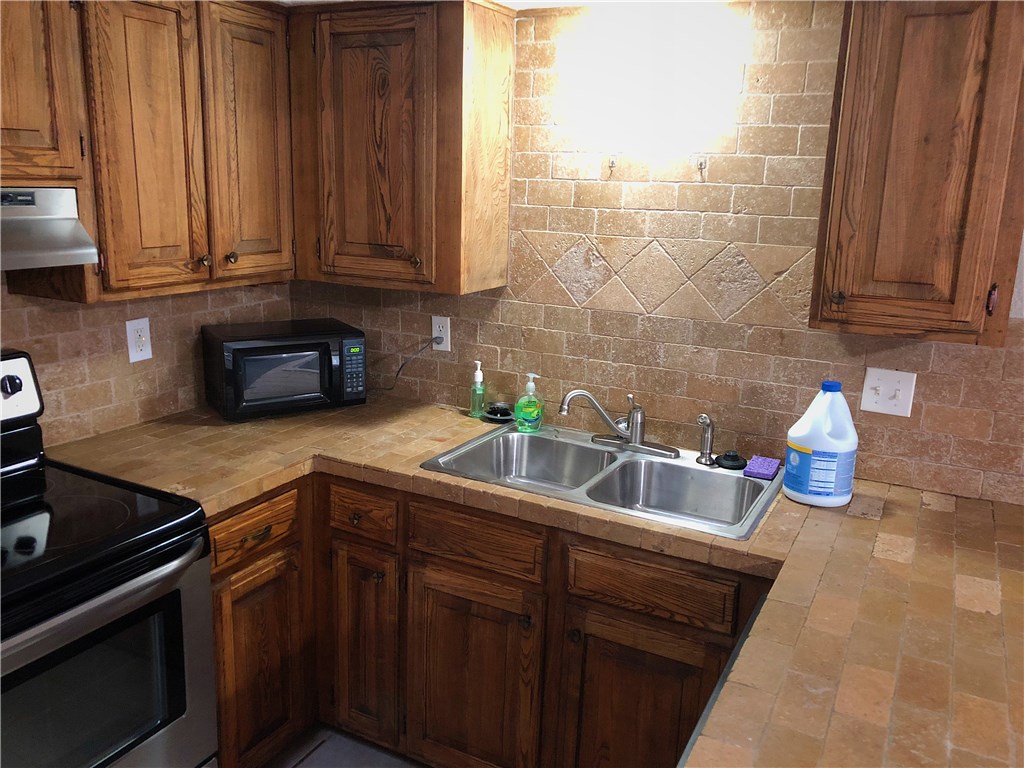 Townhouse Tct 3 A/K/A Drake Court Bvv - Residential
