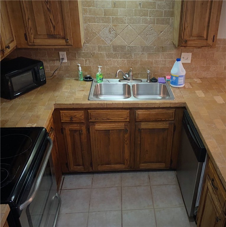 Townhouse Tct 3 A/K/A Drake Court Bvv - Residential