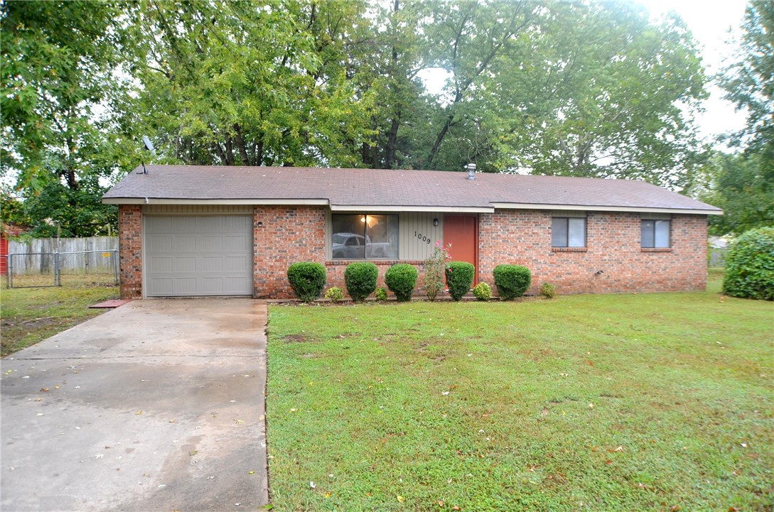 Great 3 BR, 1 1/2 Bath home with new carpet throughout. New tub/shower and tile in hall Bath. Fresh paint throughout. Hot Water Heater replaced the end of 2013. Walk-in closet in Master. Home located on quite street in cul-de-sac. Great back yard with large shade trees. Fenced on 2-sides. Fencing could easily completed to increase your privacy if desired. Don't let this opportunity slip away. Call today for your private showing.