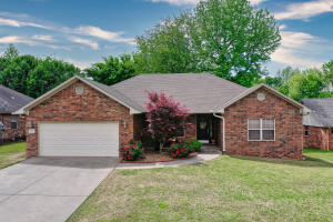 This beautiful brick home is located in the Shiloh Manor and features 1,898sf, 4 bedrooms, 2 full baths, split floor plan and an open concept with trayed ceilings. The master suite has a separate shower and soaker tub along with a double vanity. This spacious home has a lot to offer inside and out! Make you appointments today!