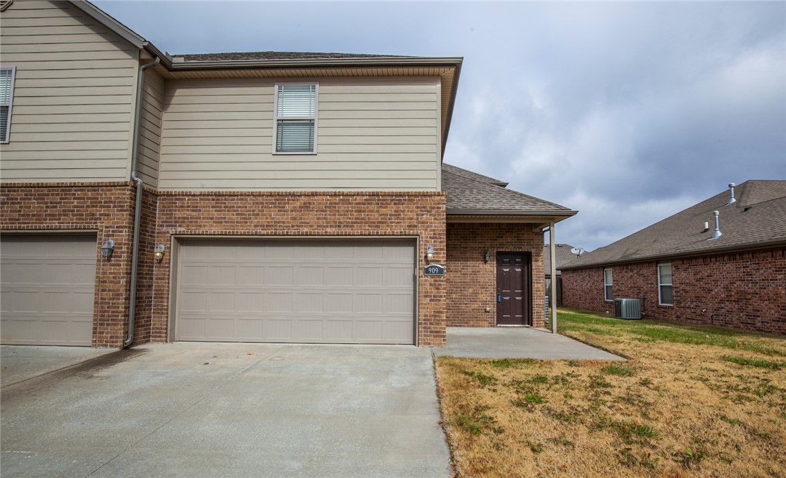 Great 3 bed 1/2 bath Duplex in Centerton. Hard wood flooring in main living area. Gas fire place in living room, granite counters, stainless appliances, large pantry. Lots of storage, 3 large bedrooms, master has walk in closet, separate jetted tub and shower with duel sinks. Fenced yard 2 car garage.