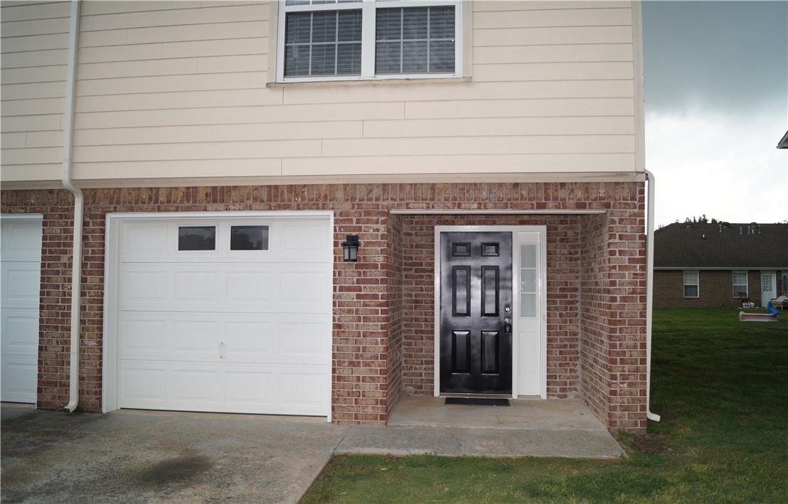 This unit comes complete with all appliances including washer and dryer, laminate floors throughout, blinds, also lawn care is provided. Only one pet allowed and there is a $500 non-refundable pet deposit. Owner will not allow cats.