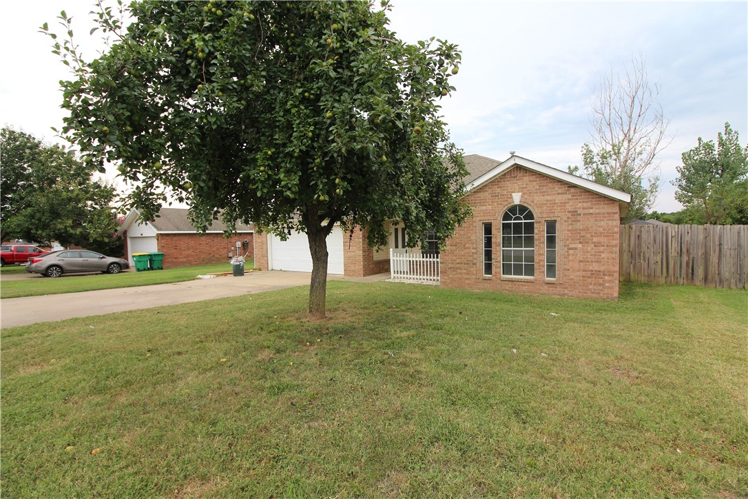 3 bedroom 2 bath home centrally located in the heart of Centerton. Close to schools and shopping. Vinyl wood look flooring and or tile throughout all main living areas with carpet in bedrooms. Split floor plan, privacy fenced large back yard to enjoy.
