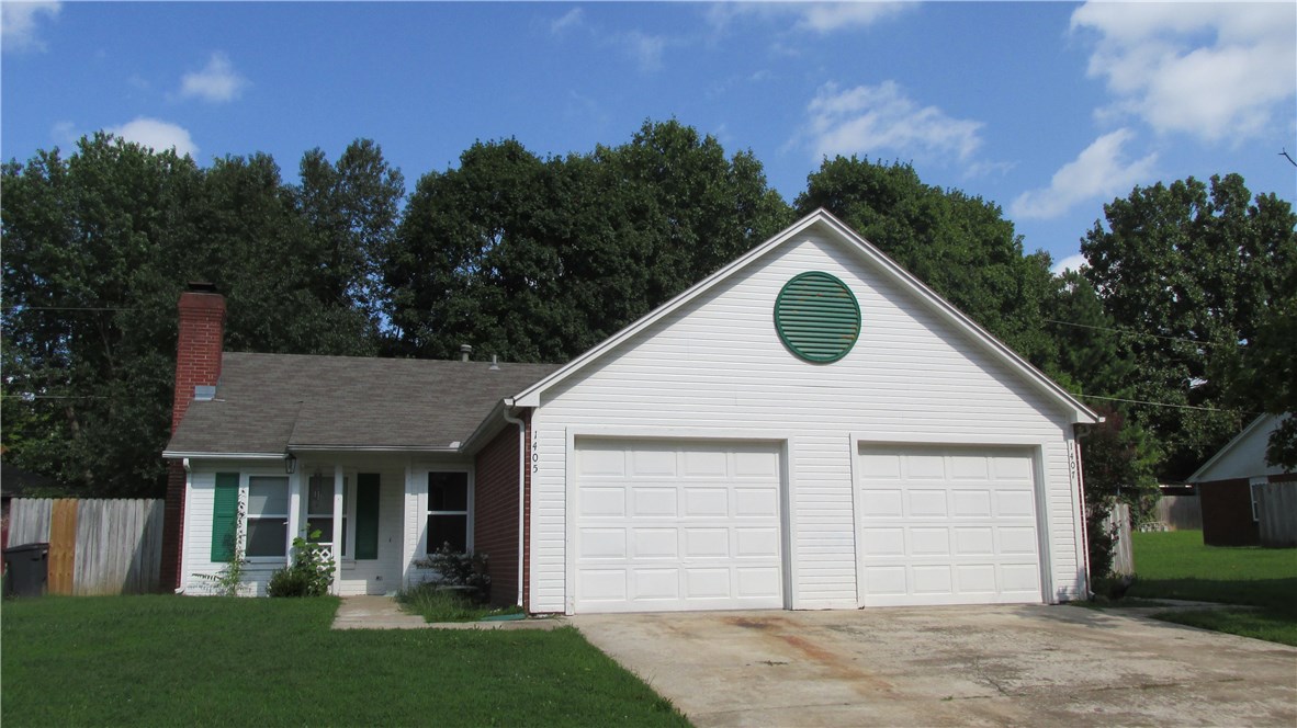 Great 2 bed and 2 bath duplex in Rogers with an attached garage! Recently remodeled; new paint and new flooring. Lawn care included.