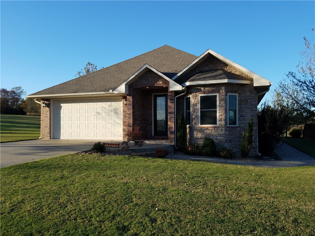 Beautiful home on the edge of town. 3 large bedrooms 2 bath home with beautiful wood floors in living room, hallway and  kitchen. Large master suite with walk in dual rain shower, double sinks and huge closet.  The other two bedrooms are large, one having a walk in closet carpet cover the floors in the bedrooms.