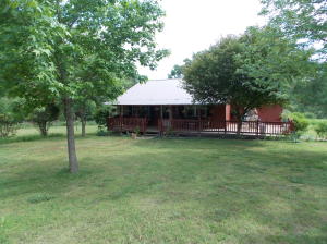 Immaculate!! This 2 BR beauty is less than one mile from the beautiful shores of Bull Shoals lake. Has a new metal roof, new Mohawk vinyl plank flooring throughout,great outside storage. You can enjoy the views of the surrounding mountains while you are lounging on the new 14 x 22 deck. If you are looking for your slice of lake heaven, this one certainly deserves a look.