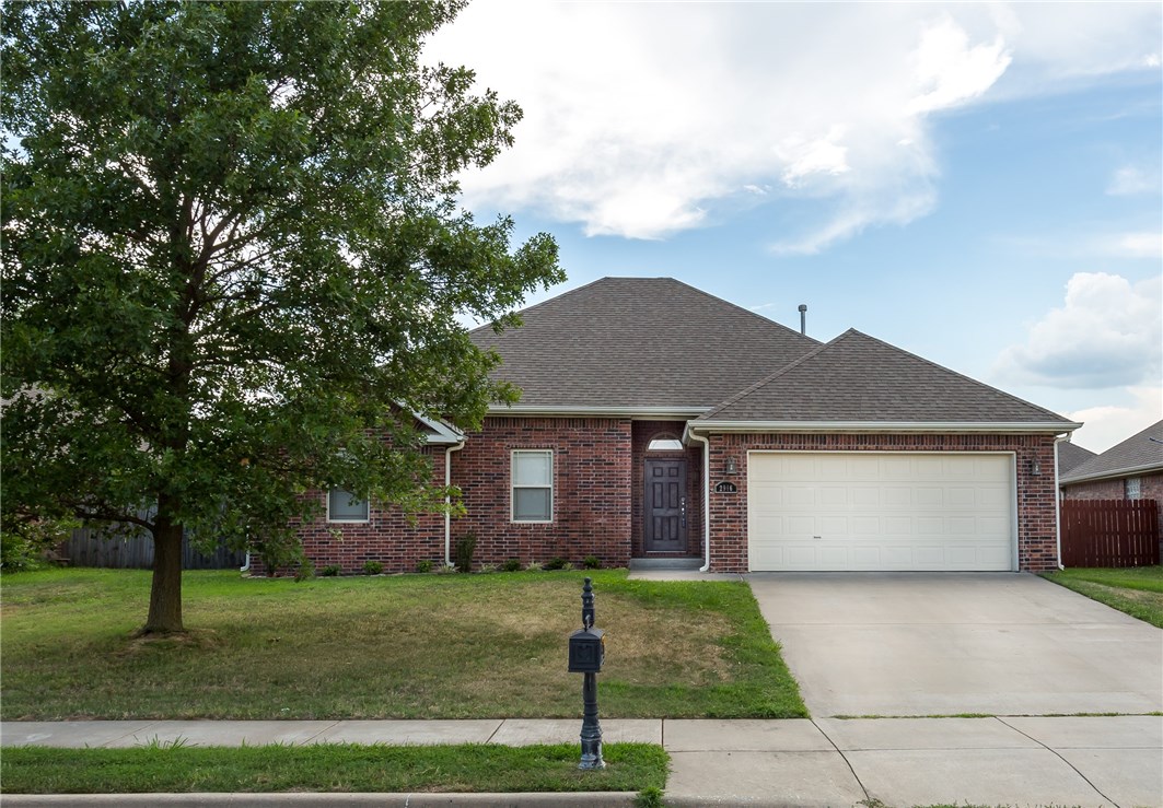 Well kept home in a Great Location! Convenient to downtown and walking trails. Across the street from George's Elementary School, and George's Junior High. Home includes 100% brick on the outside, a fireplace inside, granite tile counter tops, and a yard big enough for kids to play in. Ready to move into TODAY!!
