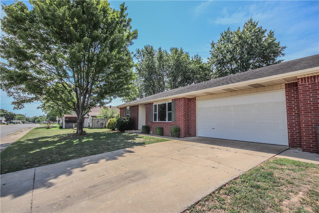 Rare 4 bedeoom duplex in Rogers. Home features: new paint and flooring throughout, fenced backyard, 2 car garage, open living space and located on a corner lot! New counter tops to be installed, and cabinets are to be painted! Come view it today!