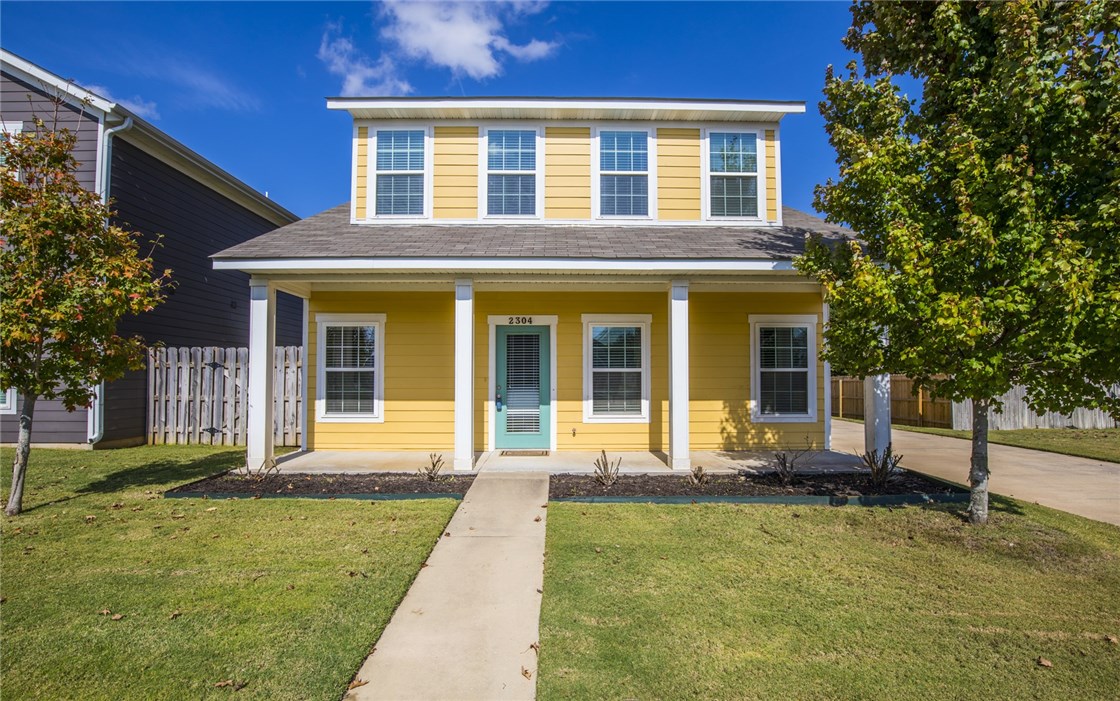 Super cute and centrally located 3 bed, 2.5 bath, 2 car garage craftsman style home for lease. yar maintenance included. Easy to show, ready to move in 03/10/23. All new flooring throughout home!!