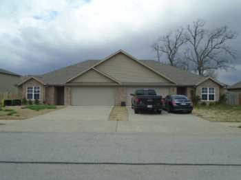 LOCATION LOCATION LOCATION! This 3 Bed 2 Bath 1 Car Garage Duplex for lease sits just off Hwy 102 in Centerton. Lots of amenities and close to everything Centerton & Bentonville has to offer!