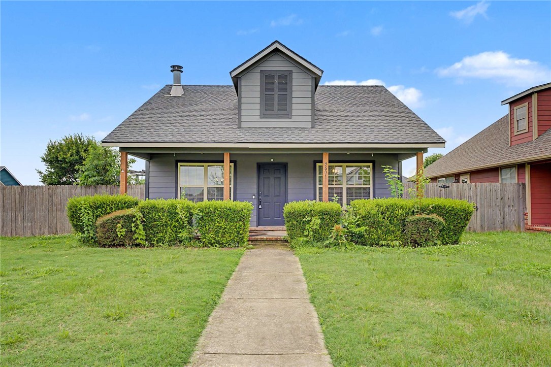 Cozy 2-Bed, 2-Bath Home with 1,028 Sq Ft of Comfort!
Welcome to 3801 SW Gibson Avenue in Bentonville, AR! This charming 2-bedroom, 2-bath home offers 1,028 square feet of comfortable living with a bright, open-concept layout and plenty of natural light. Located in a quiet neighborhood, you'll enjoy easy access to shopping, dining, parks, and all that Bentonville has to offer. Experience the perfect blend of comfort, convenience, and style in your next home.