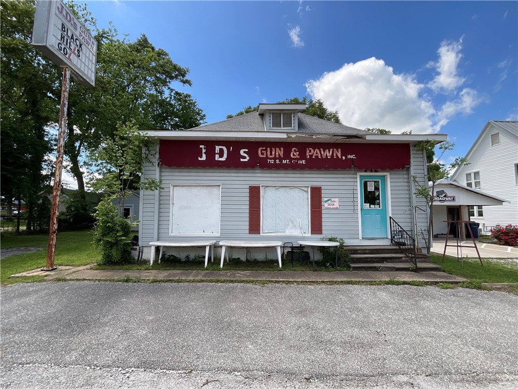 Potential, Potential, Potential! This is a perfect investment opportunity for someone looking to grow a business in a fast paced growing community. It is currently used as a seasonal retail/resale shop but has had multiple uses over the years including a Pawn Shop and a Specialty Metal Detector outlet. The front of the building is used for retail/resale but does have an additional living quarters located at the back that was used for an apartment. Located on a busy St with lots of traffic in beautiful Siloam Springs, AR, this location has a lot of potential to be ideal for whatever use you are looking for or need. With a little TLC the potential is endless. Don’t miss out on this opportunity, schedule your showing today!