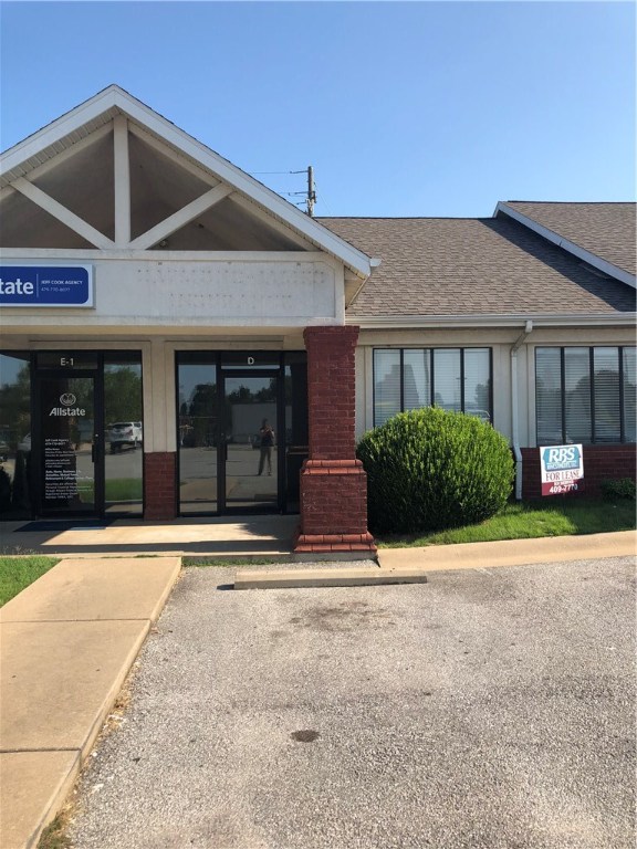 Nice front reception area with waiting room, 4 private offices, break room/file room, kitchenette, 1 bath