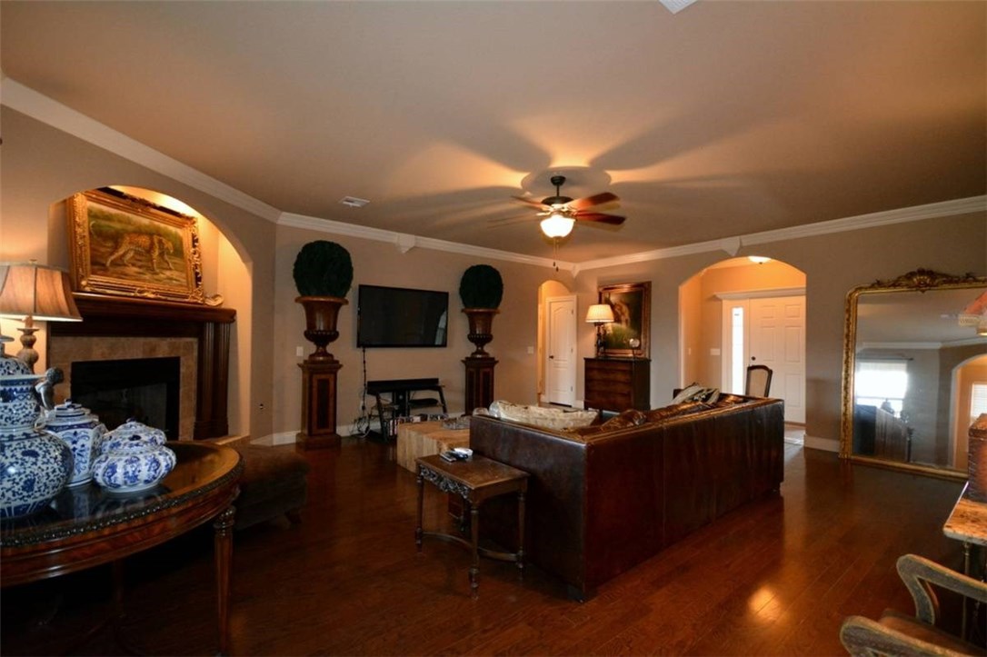 Well maintained, custom build home with all the builder upgrades. 3 Bedroom, 2 bath—split floor plan. All rooms are oversized and have walk-in closets. Large kitchen with granite counters and all appliances. Crown molding, laundry room (w/d hookups only), granite throughout, and oversized garage with storage system. Large fenced back yard with gas plumbed patio.