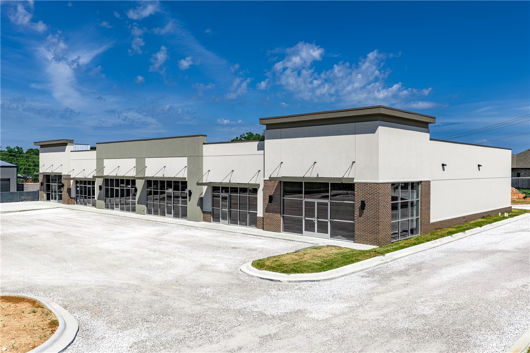 Position your business in one of Northwest Arkansas’s fastest-growing communities. This new shopping center in the heart of Pea Ridge, offers exceptional commercial lease opportunity for retail, restaurant, office, or service industry.