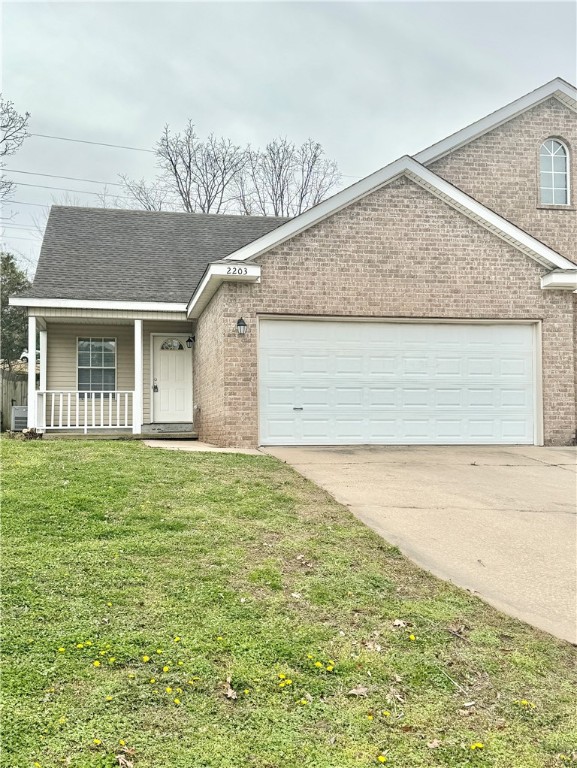 3 bed, 2 bath duplex with 2 car garage.  Totally redone with new carpet, paint, & all new stainless steel appliances.  Master bedroom downstairs.  Fenced backyard.  Great location.  Refrigerator, microwave, washer, dryer included.  Apply at www.primenwa.com