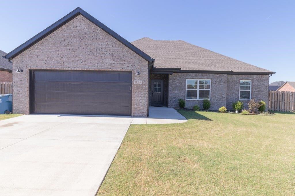 Fridge, Washer, and dryer included!! 4 Bedroom 2 bath home with 2 car garage and nice sized backyard! Located near Pea Ridge High School and only minutes from Bentonville or Rogers. Property features include granite countertops, gas range, pantry, tiled walk-in shower, whirlpool tub, gas log fireplace, raised ceilings, large back covered patio and much more.
