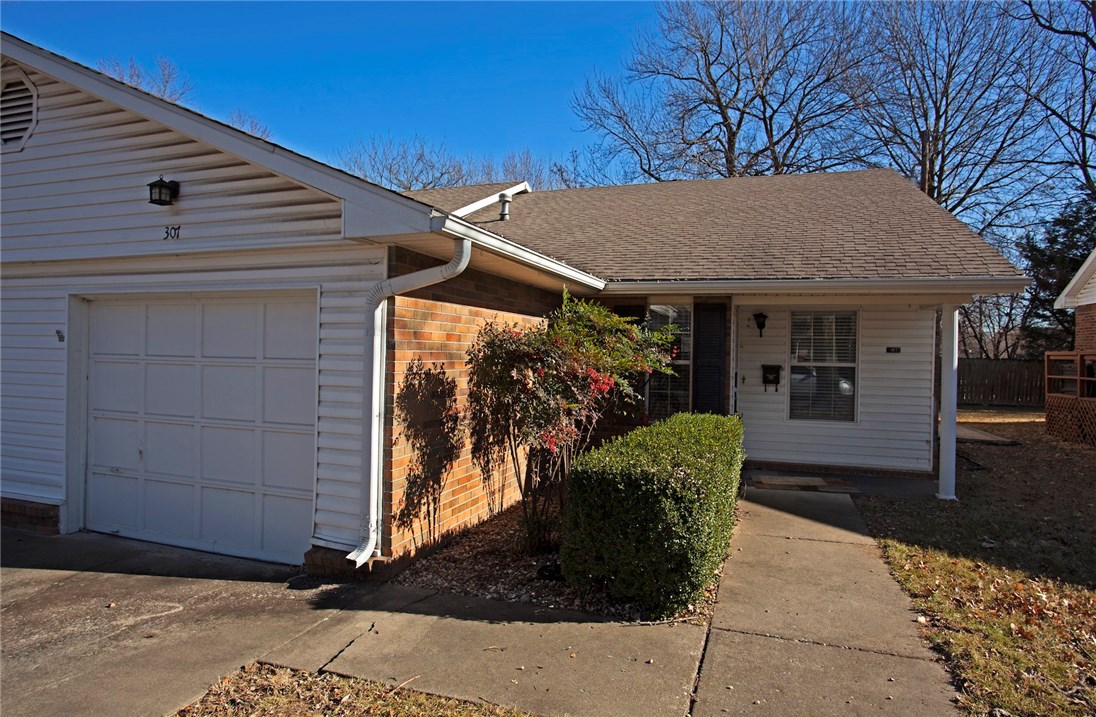 Great 2 bedroom 1 1/2 bath 4-plex in Rogers.  home has vinyl wood plank flooring thru main living area and carpet in the bedrooms, includes a patio area.  Lawn care is provided. Home is on a private street with mature trees.