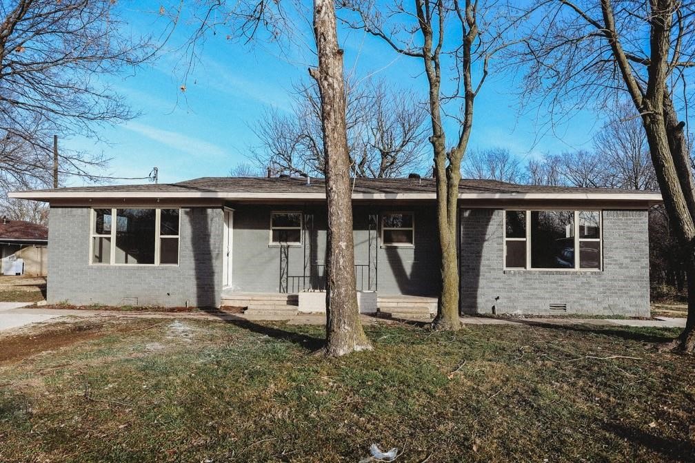 Welcome To Your Next Home! 2 Bedroom 1 Bath. Ready To Go. Open Living Area. Spacious Yard. Newer
Flooring And Paint. Wash Machine and dryer are not included, pictures are similar but not exact. Rentals
Are Hard To Find In Decatur, So Don't Miss Out! Credit And Background Check Required.