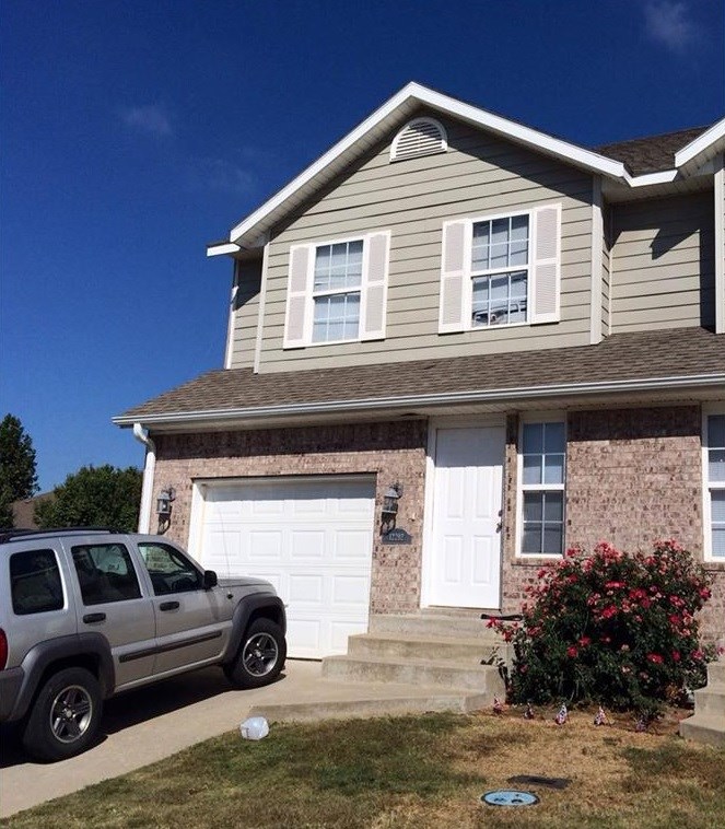 Spacious condo on Valley View Golf Course! Great for investor or owner occupant. Pending before print.