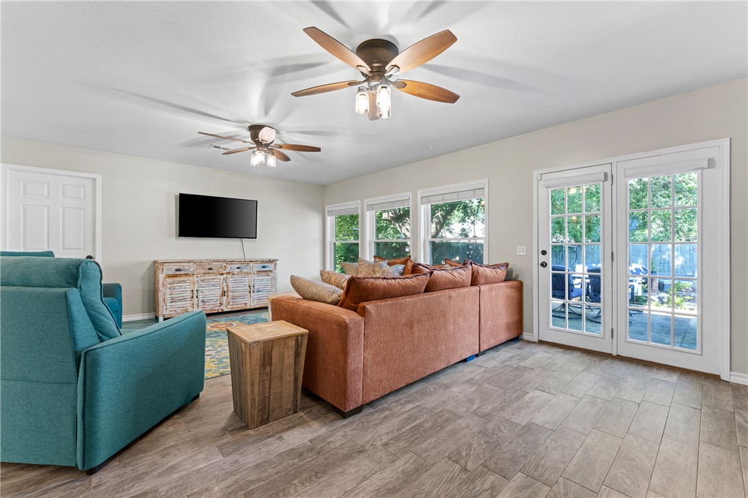 WHISPERING TIMBERS PH 4 - Residential