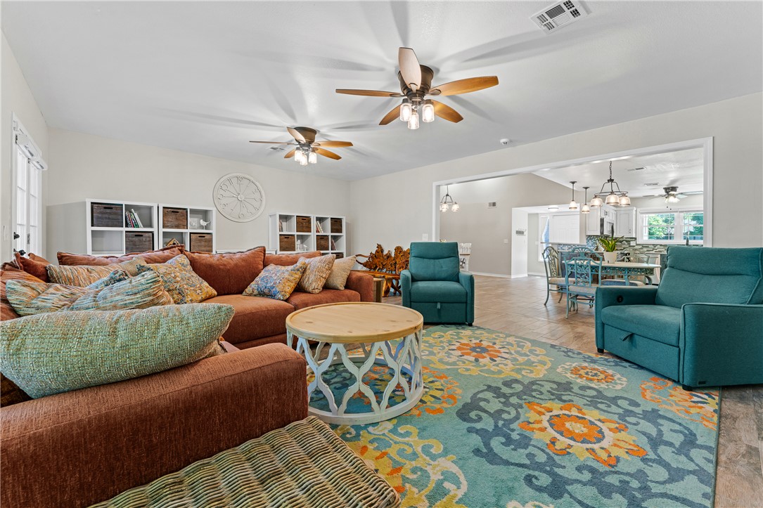 WHISPERING TIMBERS PH 4 - Residential