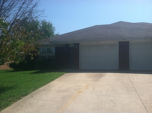 Great 2 Bedroom, 2 Bathroom Duplex near Lincoln Junior High School. One car garage. lots of cabinets in kitchen and pantry. Refrigerator included.