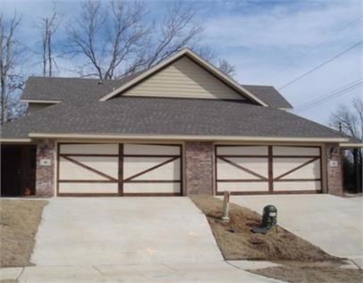 Large East Fayetteville town home. 3 bedrooms, 2.5 baths with master downstairs. The home cook will enjoy the open kitchen overlooking the living room area. Eat-in kitchen area. Shower/tub combo. Large closets. Washer/dryer hook ups. 2-car garage. Privacy fence. Great location! Close to trails, shopping, restaurants, schools and U/A.