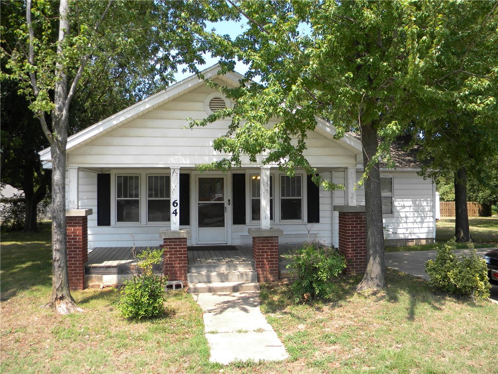 Over 25000 cars pass this location dailey.  This office home is located with Hwy 62 road frontage & has room for 4 office/desks plus reception area, 2 baths, Kitchen and a storage building.  It sits on 3 lots.
Rent is $900/month with $900 deposit & 1 year lease minimum.